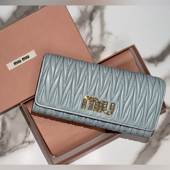 Miu Miu Matelasse Bifold Long Wallet Logo
Leather Cielo Blue - Picture 2 of 16
